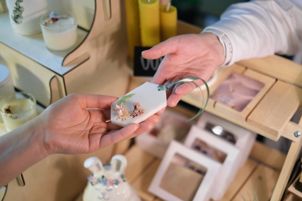 comerciantes intercambiando un objeto